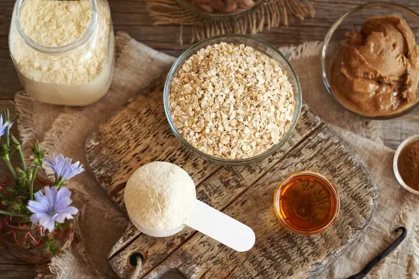 Beyaz protein tozu, yulaf ezmesi, fıstık ezmesi, tarçın ve akçaağaç pekmezi - sağlıklı ev yapımı protein barları için malzemeler