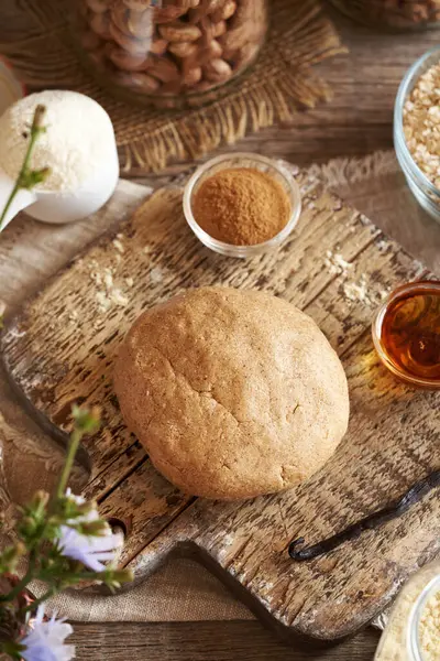 Süt tozu, yulaf ezmesi, akçaağaç pekmezi ve fıstık ezmesinden yapılmış çiğ hamur topu. Ev yapımı sağlıklı protein çubuklarının hazırlanması.