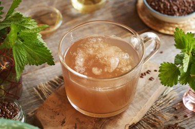 Ev yapımı keten tohumu jeli, ısırgan otu yaprağı, argan yağı, elma sirkesi - doğal diy şampuanı için malzemeler. Alternatif saç bakımı.