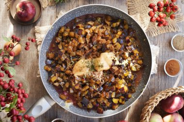 Ev yapımı turşu ya da taze erik, elma, zencefil, soğan ve baharat karışımının hazırlanması.