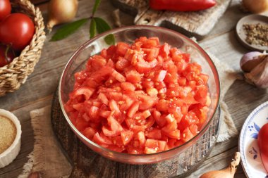 Doğranmış domates ve baharatlar - ev yapımı domates çeşnisi hazırlama (ayvar tarzı sebze ezmesi, acı sos veya bruschetta sosu))           