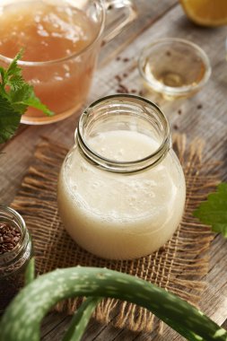 Keten tohumu jeli, argan yağı, elma sirkesi, ısırgan otu ve kakao glukozürden yapılmış ev yapımı şampuan kavanozu. Alternatif saç bakımı.