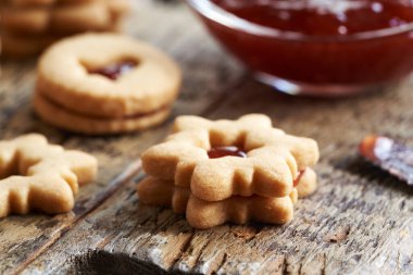 Kırmızı çilekli marmelatla doldurulmuş geleneksel Linzer Noel kurabiyeleri.