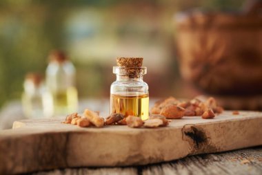 Açık bir masada benzoin reçineli bir şişe aromaterapi.