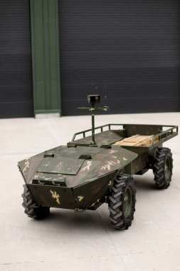 Kara askeri robotu, uzaktan kumandayla yaralıları tahliye edecek.