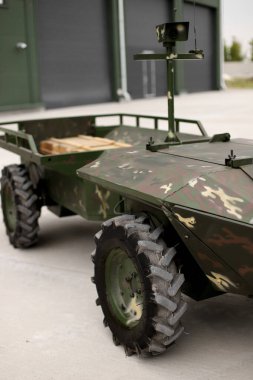 Kara askeri robotu, uzaktan kumandayla yaralıları tahliye edecek.