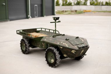 Kara askeri robotu, uzaktan kumandayla yaralıları tahliye edecek.