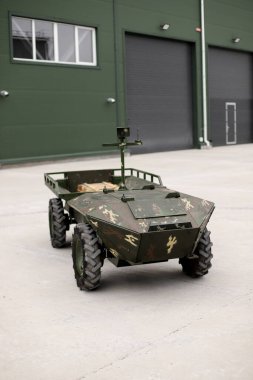 Kara askeri robotu, uzaktan kumandayla yaralıları tahliye edecek.