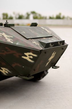 Kara askeri robotu, uzaktan kumandayla yaralıları tahliye edecek.