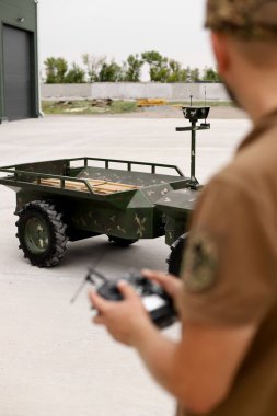 Yaralıların tahliyesi için robot kontrol paneli bir askerin elinde.