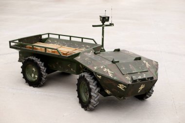 Kara askeri robotu, uzaktan kumandayla yaralıları tahliye edecek.