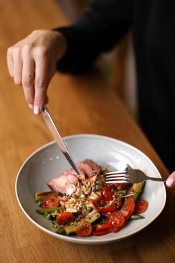 Dana eti, kabak, domates, kuşkonmaz ve peynirli sıcak salata.