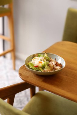 Yumurtalı, tavuklu, peynirli, yeşil marullu, peynirli klasik Sezar salatası.