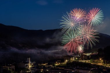 Bir köy ve havai fişeklerle dolu gece manzarası