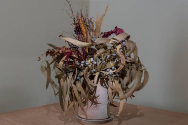 Çamurda kurumuş çiçekler