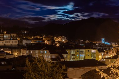 Bulutlu ve aylı gece manzarası