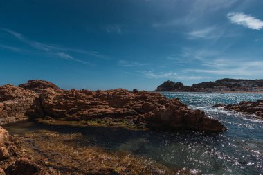 Dağlı Akdeniz manzarası ve kırsalda bir kasaba.