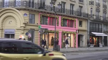 Paris, Fransa 12.21.2024 Sokaklar şenlikli Yeni Yıl dekorasyonları ve parlak ışıklarla aydınlatılarak şehirde neşeli ve kutlayıcı bir atmosfer yaratıldı.. 