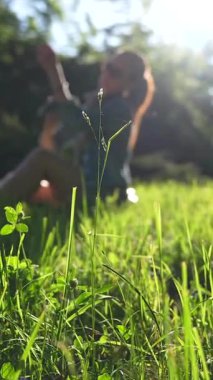 Güzel bir kız güneşli bir günde yeşil bir çimenlikte dinlenir. Kamera hareketleri ve bulanık bir arkaplanla yakalanan sahne, onun huzurlu ruh halini ve coşkusunu vurguluyor..