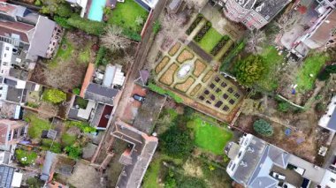 Mons, Belçika 'nın yüksek açılı insansız hava aracı görüntüsü, Şubat 2025' te bulutlu bir kış gününde tarihi binaların çatılarını ve ana meydanı gösteriyor..