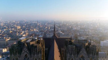 Reims Katedrallerinin hava manzarası merkezi kule ve çatısı, tarihi Reims şehri tarafından çerçevelenmiş yumuşak sabah ışığı ile yıkanmış..