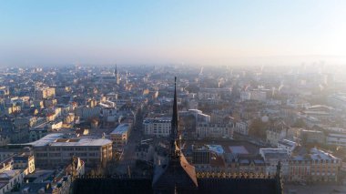 Reims Katedrali 'nin kulesinden çarpıcı bir hava manzarası. Canlı Reims şehrini yakalıyor. Sıcak sabah ışığında banyo yapıyor..