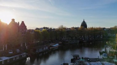 Gün batımında Amsterdam Kanalı 'nın havadan görünüşü demirli tekneler ve sakin yansımalarla, sakin şehir güzelliklerini gözler önüne seriyor.. 