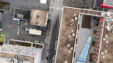 Esch-sur-Alzette, Lüksemburg 'da modern mimari ile çevrili yenilenmiş bir fırının havadan görünüşü, sanayi mirası ve yenilikçi kentsel yenileme projelerini ön plana çıkarıyor..