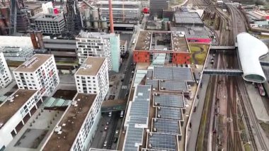 Güneş paneli çatıları, modern mimarinin yer aldığı Esch-sur-Alzette, Lüksemburg kentsel merkezi ve sürdürülebilir enerji ve yenilikçi şehir planlamasına odaklanma. 