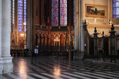 Canlı vitray, süslü heykeller, şamdanlar ve karmaşık Gotik kemerler ve korkulukların bulunduğu Amiens Katedrali 'nin içi. Amiens. Fransa 17.02.2025