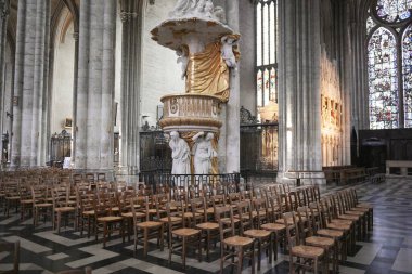 Katedral 'in içinde heykeller, tahta sandalyeler, vitray pencereler ve karmaşık Gotik detaylarla süslü altın bir kürsü var. Amiens. Fransa 17.02.2025