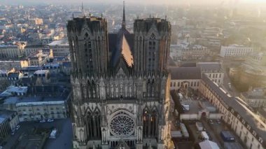 Reims Katedrali 'nin çetrefilli Gotik cephesinden fırlayan dramatik bir dron atışı, yüksek kulelerini ve çevresindeki tarihi şehir manzarasını gözler önüne seriyor.. 