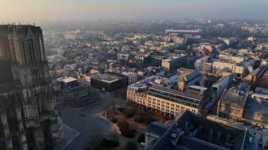 Gündoğumunda Fransa 'nın Reims kentinin 360 derecelik çarpıcı hava manzarası şehrin tarihi katedralini, sokaklarını ve sabah güneşinde yıkanan çatılarını yakalıyor.. 