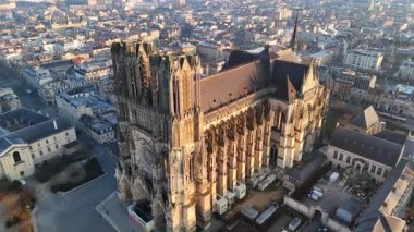 Reims Katedralleri 'nin havadan görünüşü, sabah güneşinin doğuşunda, altın ışığın, karmaşık mimarisini ve şehir manzarasını aydınlattığı gotik görünüşü hayrete düşürüyor. 