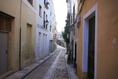 İspanya 'nın Badajoz kentindeki huzurlu dar sokaklar pastel renkli binalar, balkonlar, bitkiler ve geleneksel kaldırım taşlarıyla kaplı.. 