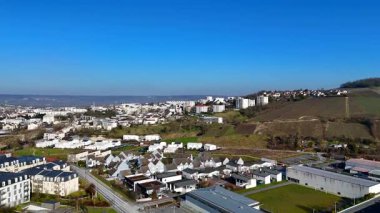 Güneşli bir günde, Fransa 'nın Epernay kentinin yükseltilmiş hava manzarası, uzaklara uzanan ev ve üzüm bağlarının çatılarını gözler önüne seriyor..