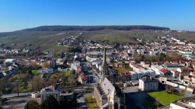 Fransa 'nın Epernay kentinin geniş panoramik manzarasında tarihi bir Gotik kilise, şehir sokakları ve çevresindeki üzüm bağları sergileniyor..