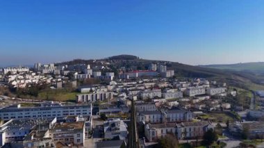 Fransa 'nın Epernay kentindeki Notre Dame' ın kulesi ve cephesine odaklanan dinamik bir kamera hareketi, çatıların ve üzüm bağlarının kuş bakışı görüntüsünü ortaya çıkarıyor.. 