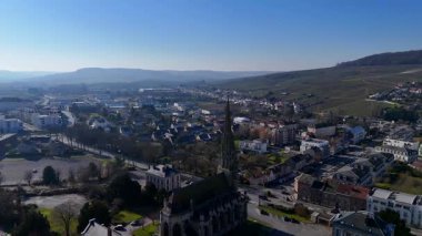 Günbatımında Notre Dame 'ın üzerinde uçan 360 derecelik çarpıcı drone görüntüsü, şehir manzarasını, üzüm bağlarını ve altın ışıklı tarihi mimariyi yakalıyor..