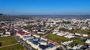 Güneşli bir günde, Epernay, Fransa 'nın üzerinde bir dron uçuyor, yavaş yavaş kasabalara yaklaşıyor, ana kilisemize yaklaşıyor, mimarisini ve çevresini gösteriyor.. 