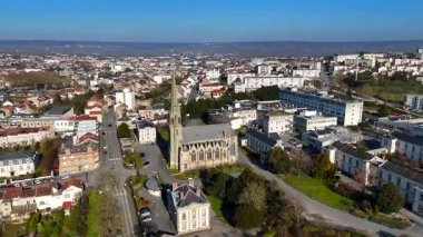 Epernay, Fransa 'nın insansız hava aracı panoramik görüntüsü. Gün batımında çatıların üzerinde uçarken tarihi şehirde üzüm bağları ve Notre Dame manzarası vardı. 
