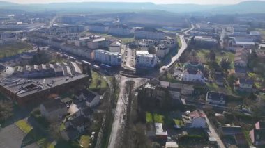 Güneşli bir günde, gün batımında, Epernay, Fransa 'nın evlerinin ve yollarının üzerinde bir dron uçar..