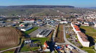 Epernay, Fransa 01.02.2025 Güneş panelleriyle kaplı bir binanın çatısına doğru pürüzsüz bir hava yaklaşımı, temiz enerji teknolojisi ve sürdürülebilir güç çözümleri sergiliyor.. 