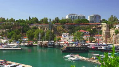 Antalya, Türkiye 11.02.2024 Geleneksel tekneleri, turkuaz suları, yemyeşil suları ve modern şehir binalarıyla tarihi Old Town marinasının manzarası. 