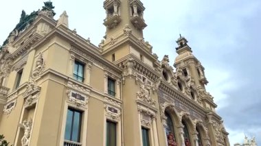 03.18.2025 Monaco, Fransa. Karmaşık oymalar, heykeller ve kemerli pencerelerin yer aldığı, klasik Avrupa mimari zarafeti ve işçiliğinin bir örneği olan, güzel detaylı tarihi bir bina.