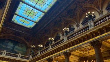 03.18.2025 Monako, Fransa. Yüksek mermer sütunlar, karmaşık altın detaylar, büyük avizeler, dekoratif tavanlar, gösterişli zengin mimari..