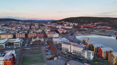 Sundsvall, İsveç 'in hava manzarası, liman, rıhtım, tarihi binalar, modern mimari ve çevre tepeler yer almaktadır.. 