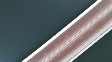 Sakin suya yayılan modern bir köprünün yukarıdan aşağıya havadan görünüşü, temiz mimari çizgiler, simetri ve araçsız minimalist bir kompozisyon sergiliyor..