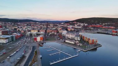Şafak vakti İsveç 'in Sundsvall kentinin havadan görünüşü marina, rıhtım, renkli binalar, manzaralı tepeler ve sakin şehre yumuşak bir sabah ışığı getiriyor..