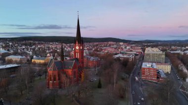 Gündoğumunda İsveç 'in Sundsvall kentinin havadan görünüşü, tarihi bir kırmızı tuğla kiliseyi, etrafını çevreleyen şehri ve huzurlu sabah manzarasının üzerinde parlayan yumuşak bir pastel gökyüzünü gözler önüne seriyor.. 